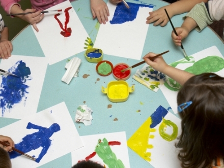 kids-painting-in-daycare