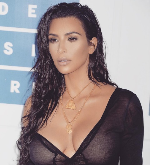 Kim Kardashian diz ter feito 6 000 selfies durante viagem de quatro dias ao México