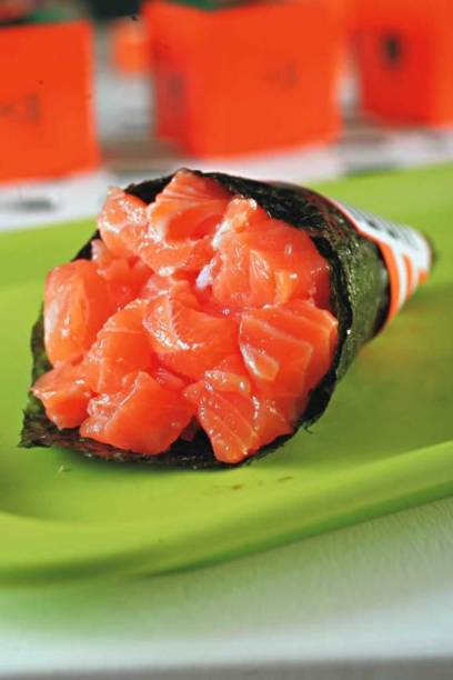 Temaki de salmão da Koni Store: envolto em alga crocante Temaki de salmão da Koni Store: envolto em alga crocante