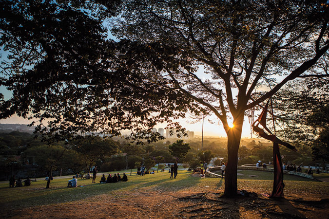 Praça do Pôr do Sol, cercada, volta a abrir os portões até o pôr do sol