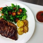 Bife de chorizo al cimichurri: na companhia de salada e batata