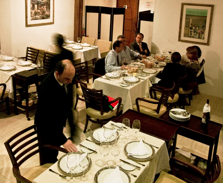 Salão do restaurante: muito sóbrio na chegada aos Jardins (Foto: Mario Rodrigues)