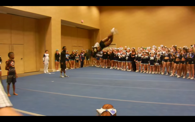 Líder de torcida surpreende com habilidades incríveis