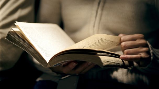 Ler em ambientes escuros prejudica a visão?