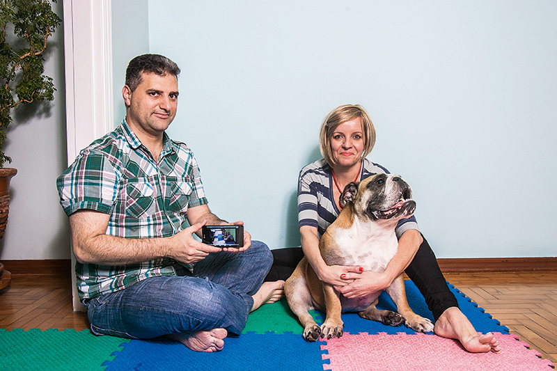 Donos usam câmeras para vigiar ao vivo seus pets quando estão longe de casa