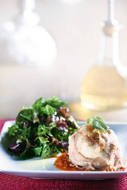 Mussarela de búfala assada em crosta de pancetta e molho de sardela Mussarela de búfala assada em crosta de pancetta e molho de sardela