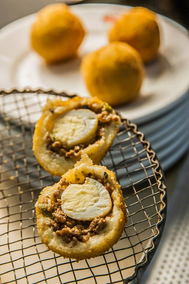 Bolinho de carne e ovo de codorna na versão pequena