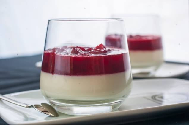 Panacota com calda de morango e pedaços frescos da fruta Panacota com calda de morango e pedaços frescos da fruta