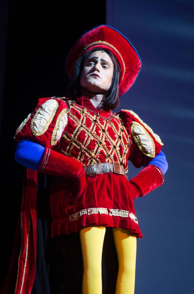 Felipe Tavolaro interpreta o diminuto Lord Farquaad na adaptação de Shrek para os palcos Felipe Tavolaro interpreta o diminuto Lord Farquaad na adaptação de Shrek para os palcos