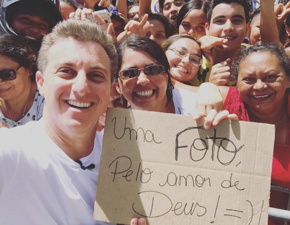 Mulher tenta cometer suicídio na frente de Luciano Huck durante gravação do “Caldeirão” no Ceará