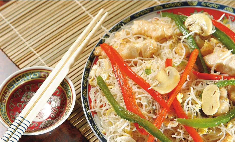 Macarrão light: macarrão de arroz, frango e cogumelo-de-paris Macarrão light: macarrão de arroz, frango e cogumelo-de-paris