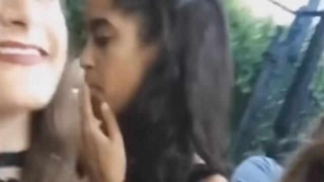 Filha de Obama é vista com ‘cigarro suspeito’ e provoca falatório na internet