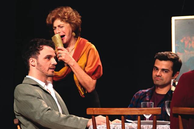 Comédia familiar: Alex Moreno, Lílian Blanc e Alexandre Cruz estão em Mambo Italiano Comédia familiar: Alex Moreno, Lílian Blanc e Alexandre Cruz estão em Mambo Italiano