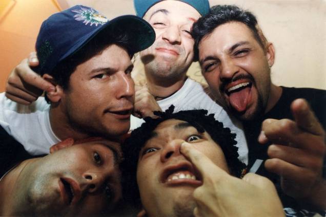 Júlio, Dinho, Sérgio, Samuel e Bento (em sentido horário): momentos divertidos e marcantes Júlio, Dinho, Sérgio, Samuel e Bento (em sentido horário): momentos divertidos e marcantes