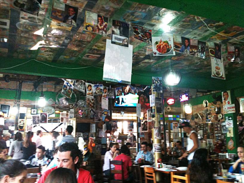 Ambiente decorado por vinis: misto de restaurante e bar Ambiente decorado por vinis: misto de restaurante e bar