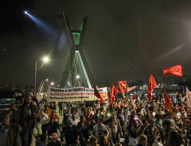 Manifestantes ocuparam a Ponte Estaiada em junho de 2013 Manifestantes ocuparam a Ponte Estaiada em junho de 2013