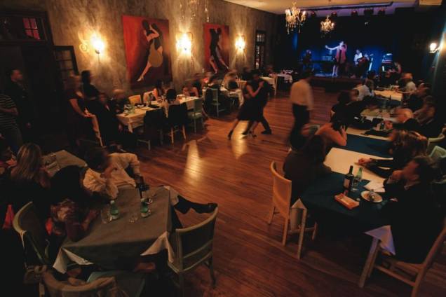 O ambiente com palco: shows de tango às sextas e aos sábados O ambiente com palco: shows de tango às sextas e aos sábados