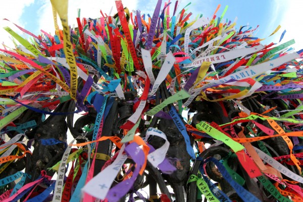 Fitas do Senhor do Bonfim: três nós e três pedidos (Foto: Manu Dias/ GOVBA)