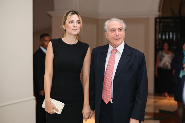 Marcela ao lado de Temer: exame de gravidez foi feito no Sírio-Libanês (Foto: Bruno Poletti / FolhaPress)