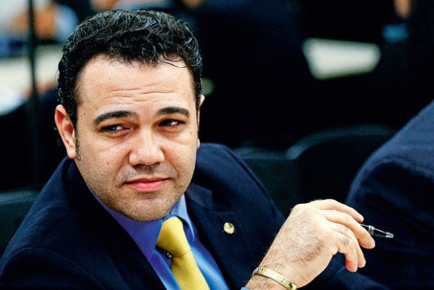 Marco Feliciano rebate acusações de assédio em vídeo