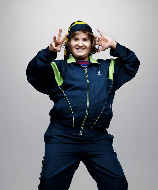 O personagem hiperativo Betonera, um monitor de acampamento que deixa, de saída, a platéia sem fôlego O personagem hiperativo Betonera, um monitor de acampamento que deixa, de saída, a platéia sem fôlego