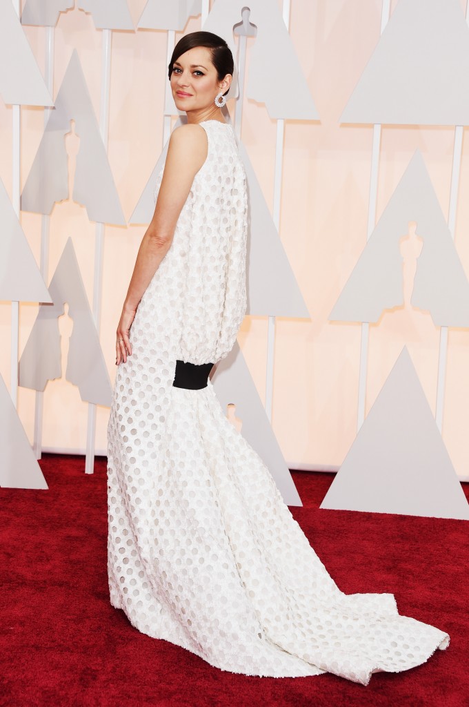 Marion Cotillard usando Dior Couture e brincos Chopard. Mas o que é esse detalhe nas costas, né? Não gostei! (Foto: Reprodução)
