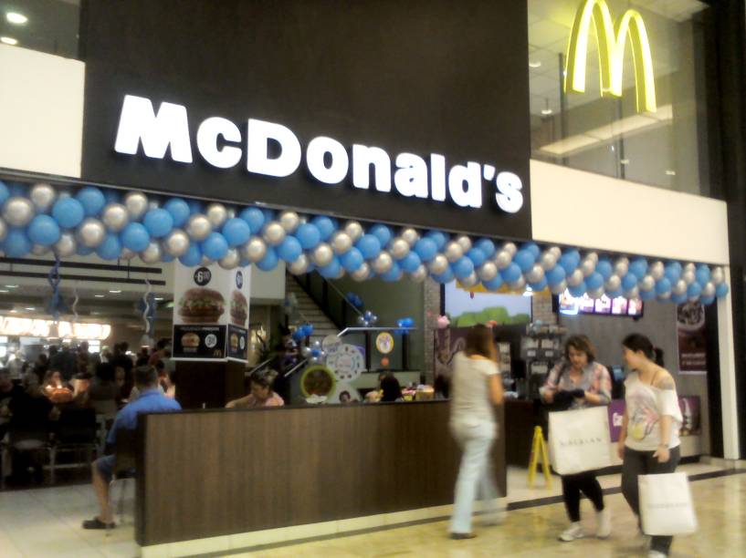 Mc Donalds, localizado no Shopping Center Norte Mc Donalds, localizado no Shopping Center Norte