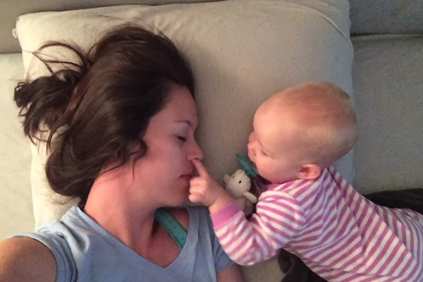 Bebê não deixa mãe dormir em vídeo divertido que já foi assistido mais de 2,8 milhões de vezes