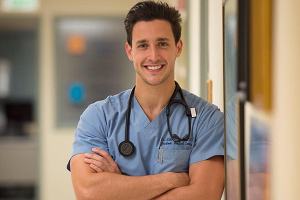 O “médico mais sexy do mundo” fez um apelo irresistível que bombou na internet