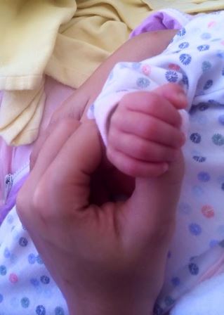 Depois de mais de mês no hospital, Alexandre Padilha e Thássia Alves levam a filha para a casa