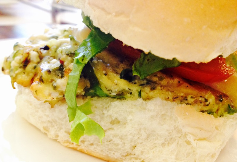 Hambúrguer de abobrinha com queijo, tomate e alface Hambúrguer de abobrinha com queijo, tomate e alface