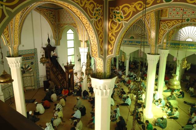 Mesquita Brasil: arquitetura com minaretes e arabescos coloridos no interior Mesquita Brasil: arquitetura com minaretes e arabescos coloridos no interior