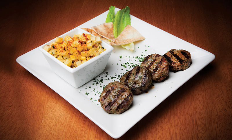 Cafta em formatode hambúrgueracompanhada de batata Cafta em formatode hambúrgueracompanhada de batata