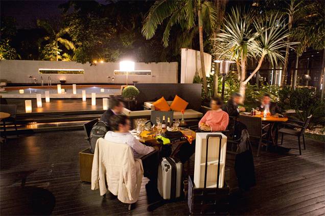 O ambiente ao redor da piscina O ambiente ao redor da piscina