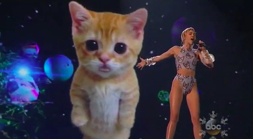 Miley Cyrus canta ‘Wrecking Ball’ com um gato digital gigante (!) no American Music Awards; fofo ou bizarro?