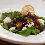 Trio para o almoço: salada de arroz, legumes, queijo e ervas