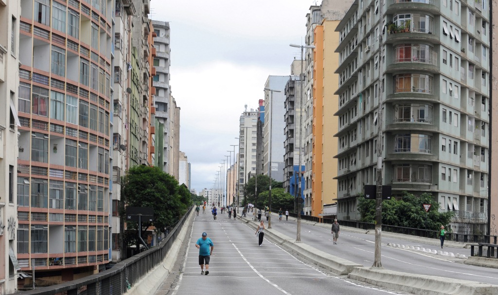 minhocao-no-domingo-pela-manha-sem-transito-no-centro-de-sao-paulo-agliberto-lima.jpeg