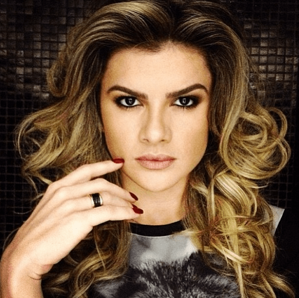 Cabelos cacheados com bobs are back