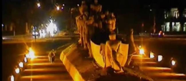 monumento as bandeiras vandalizado