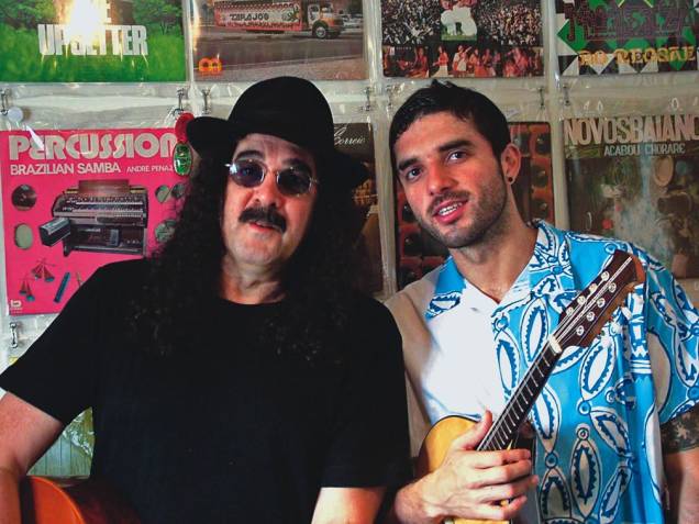 Moraes Moreira e Davi Moraes tocam o disco Acabou Chorare Moraes Moreira e Davi Moraes tocam o disco Acabou Chorare