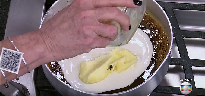 Ana Maria Braga faz cobertura de torta com mosca e diz que era ‘só um queimadinho’