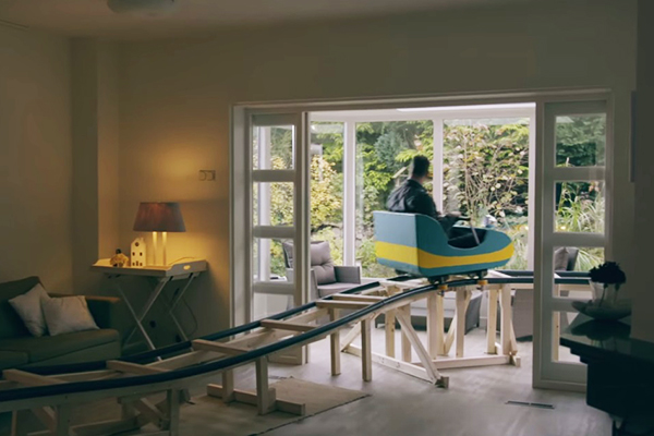 Imobiliária cria montanha-russa para mostrar casa para clientes de maneira divertida; confira