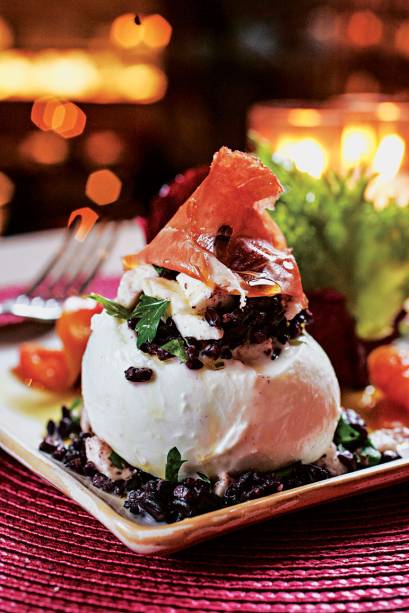 Salada de arroz negro, ricota e parmesão dentro da mussarela com presunto de Parma