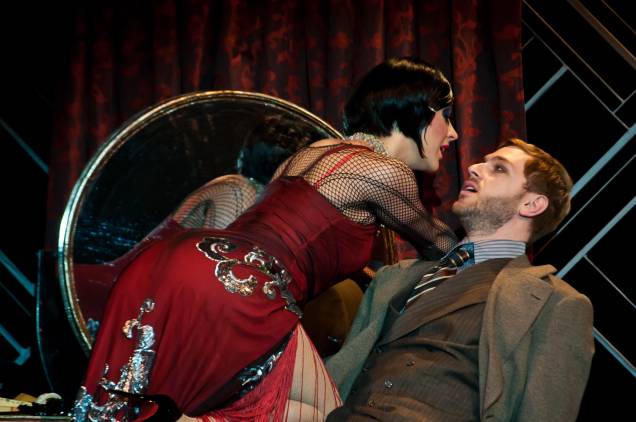 Claudia Raia e Guilherme Magon como a dançarina Sally Bowles e o escritor Cliff Brad Shaw na versão brasileira do musical Cabaret Claudia Raia e Guilherme Magon como a dançarina Sally Bowles e o escritor Cliff Brad Shaw na versão brasileira do musical Cabaret