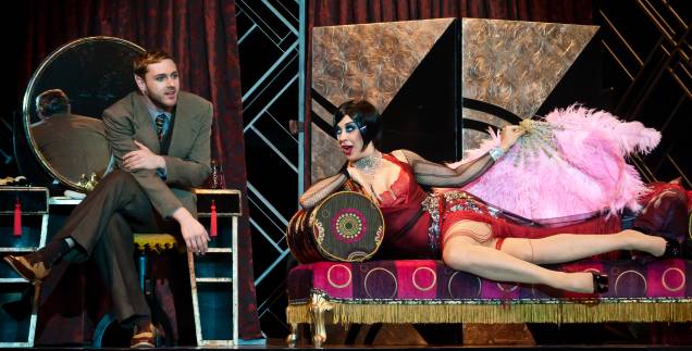 Claudia Raia e Guilherme Magon como a dançarina Sally Bowles e o escritor Cliff Brad Shaw na versão brasileira do musical Cabaret Claudia Raia e Guilherme Magon como a dançarina Sally Bowles e o escritor Cliff Brad Shaw na versão brasileira do musical Cabaret