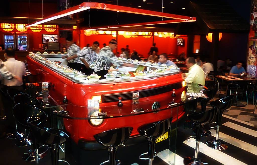 Nakombi: em volta do balcão circula uma esteira com opções de sushis