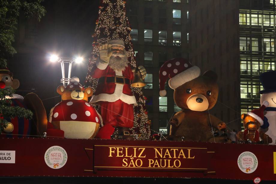 Papai Noel: boneco gigante tem 10 metros de altura