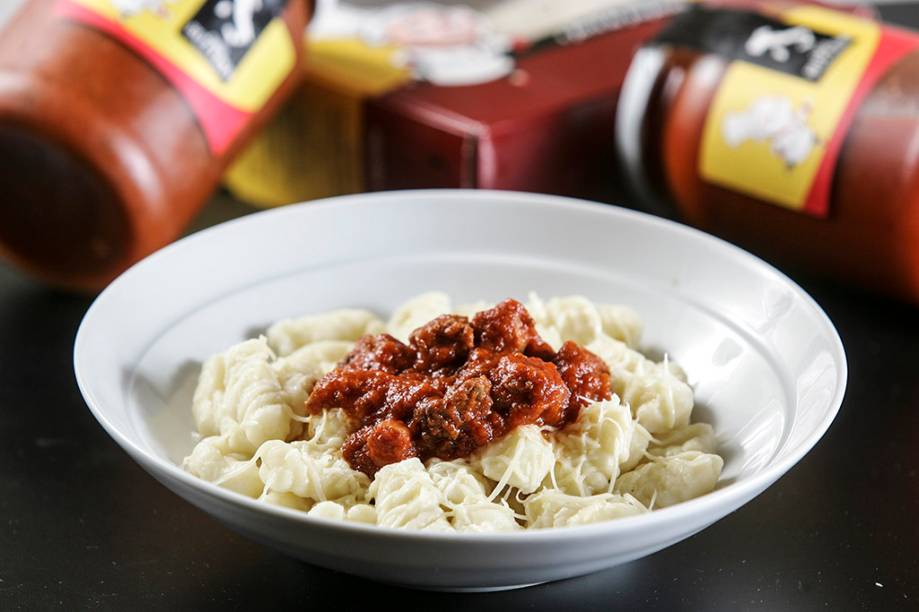 Para duas pessoas, o nhoque de batata pode ser banhado por ragu de carnes bovina e suína