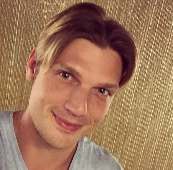 Nick Carter, do Backstreet Boys, exibe visual dos anos 90