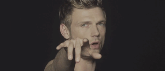 Backstreet Boys tiram a camisa e capricham nas caretas em novo clipe; veja os cinco momentos mais bizarros